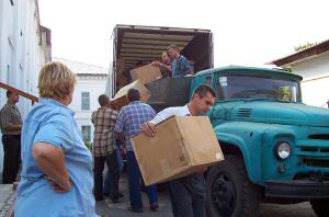Lossen van een transportlading bij een psychiatrisch ziekenhuis te Romni, Oekra&iuml;ne