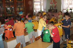 Oekraïense kinderen pakken de rugzakjes van Het Anker uit