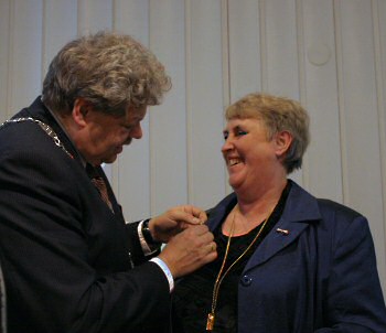 Burgemeester T.P.J. Bruinsma reikt Vlaardingse Stadsspeld uit aan Beja Kluiters