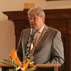 Burgemeester T.P.J. Bruinsma van Vlaardingen spreekt welkomstwoord tijdens bezoek Kateryna Joesjtsjenko